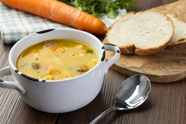 Una ciotola di deliziosa zuppa brasiliana con carne di manzo, verdure, tagliatelle, carote e patate.