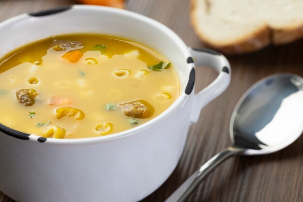 Una ciotola di deliziosa zuppa brasiliana con carne di manzo, verdure, tagliatelle, carote e patate.