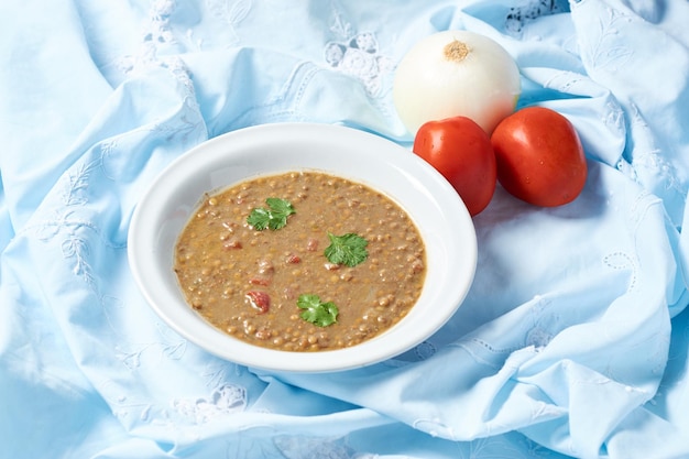 Una ciotola di deliziosa zuppa di lenticchie al curry fatta in casa