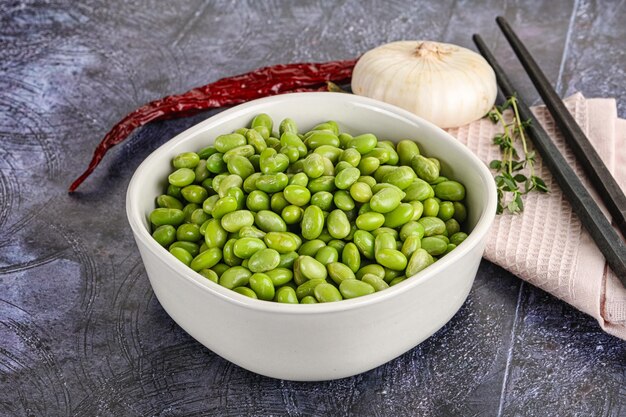 Una ciotola di deliziosi fagioli crudi di edamame