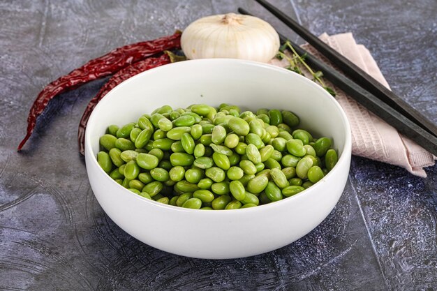 Una ciotola di deliziosi fagioli di edamame crudi