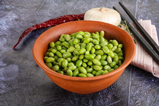 Una ciotola di deliziosi fagioli di edamame