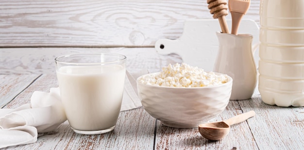 Una ciotola di formaggio fresco per la colazione sul banner web del tavolo
