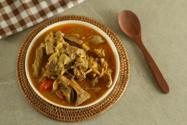Una ciotola di gulai nangka o stufato di jackfruit al curry.