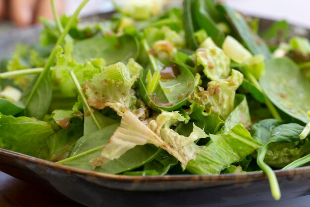 Una ciotola di insalata verde mista