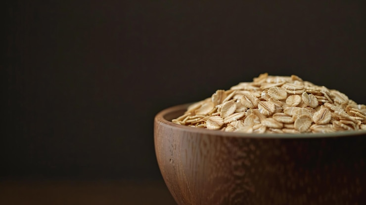 Foto una ciotola di legno con l'avena e una cannuccia al centro