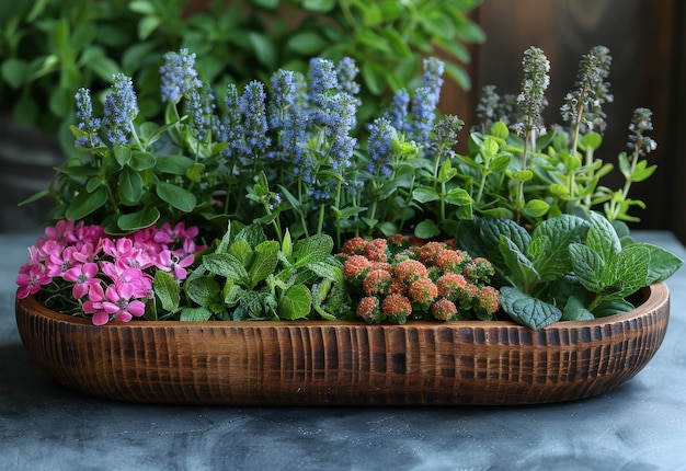 Una ciotola di legno è piena di fiori e erbe colorate