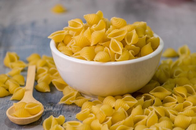 Una ciotola di pasta con un cucchiaio su un tavolo