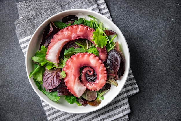 Una ciotola di polpo con verdure e verdure