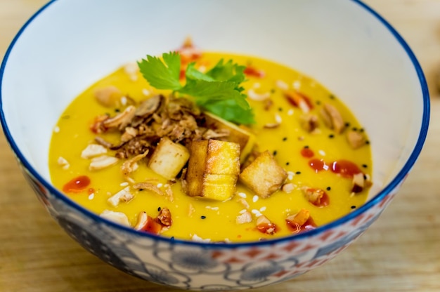 Una ciotola di porridge di zucca con tofu e verdure