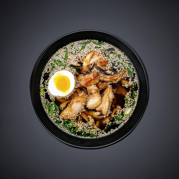 Una ciotola di ramen con un uovo fritto sul lato.