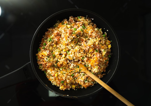 Una ciotola di riso con carne e verdure.