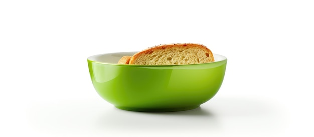 Una ciotola verde con il toast posto all'interno con lo spazio vuoto sul lato destro è isolato su