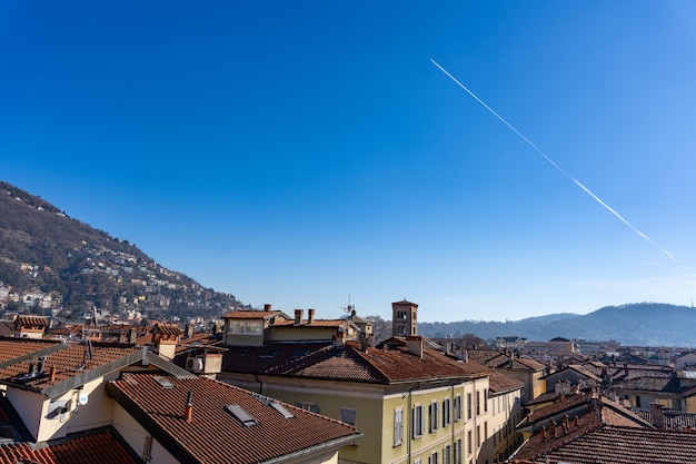 Una città con un cielo blu e un aereo che vola nel cielo