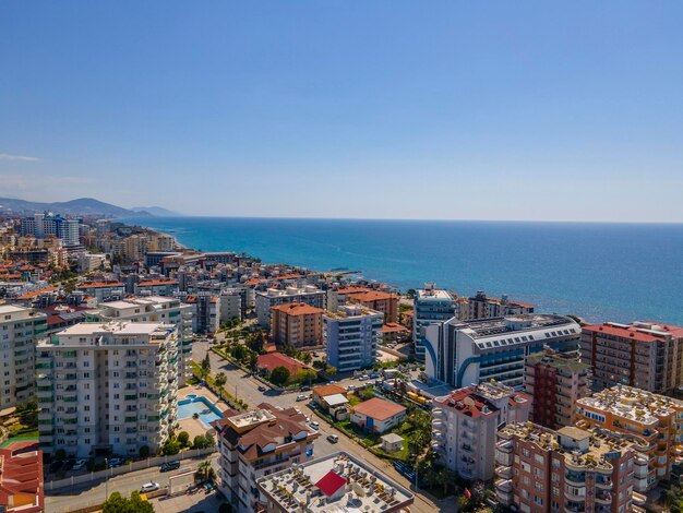 Una città con un oceano blu sullo sfondo