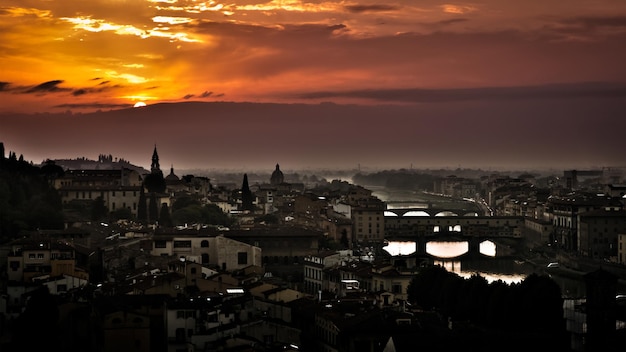 una città con un ponte e un fiume sullo sfondo