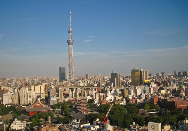 una città con una torre alta al centro