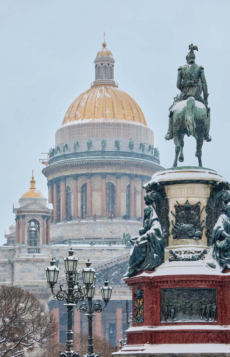 Una città coperta di neve per il nuovo anno decorata per la celebrazione del nuovo anno la cupola dorata di st