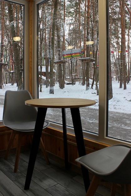 Una città di corda vuota nel parco cittadino è visibile dalla finestra del caffè in un giorno feriale invernale