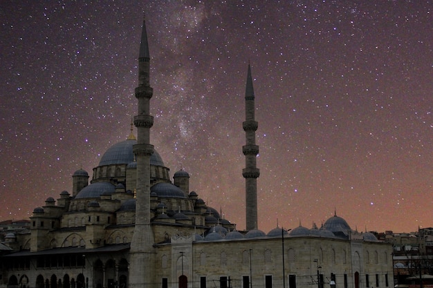 una città di notte con le luci sulla moschea Eminonu Felice 27° giorno del Ramadan