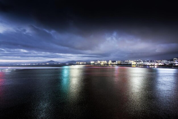 Una città di notte con un cielo scuro e luci