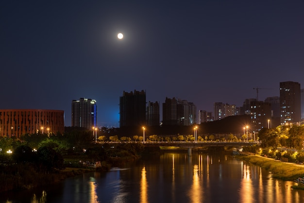 Una città di notte, una città colorata dove scorrono i fiumi