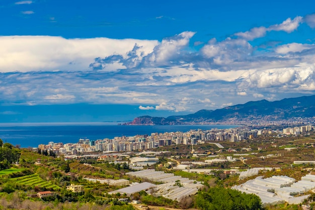 Una città è una città con una montagna sullo sfondo.