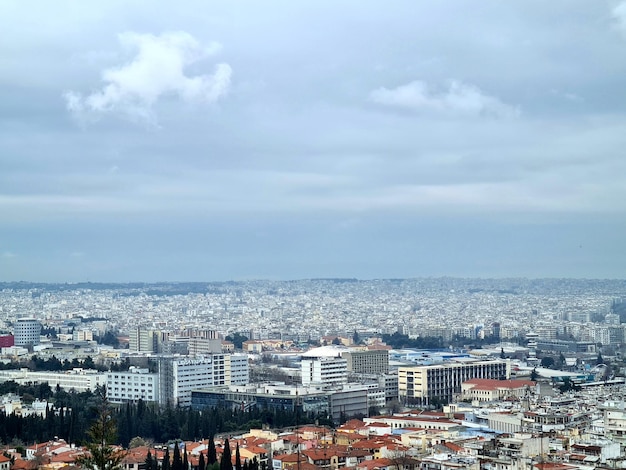 Una città è visibile dalla collina.