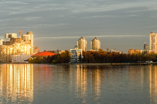 Una città sul fiume la sera