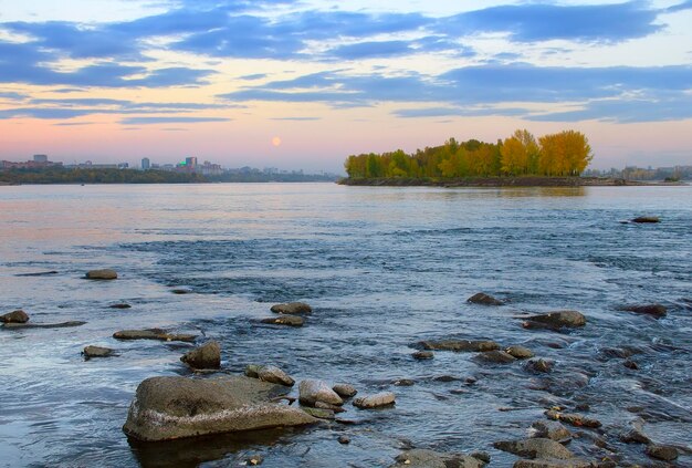 Una città sulle rive delle Ob Stones nelle acque di un grande fiume una grande città Novosibirsk Siberia