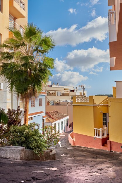 Una città vintage con edifici residenziali costruiti con un'architettura storica con un cielo azzurro nuvoloso Un vicolo in un centro storico con case e case colorate L'esterno di un villaggio urbano