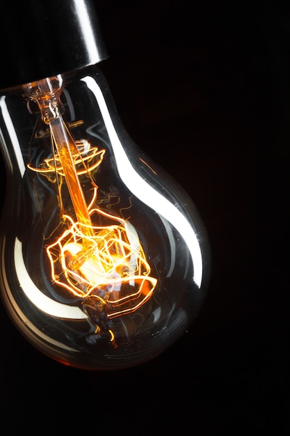 Una classica lampadina Edison su sfondo scuro con spazio per il testo