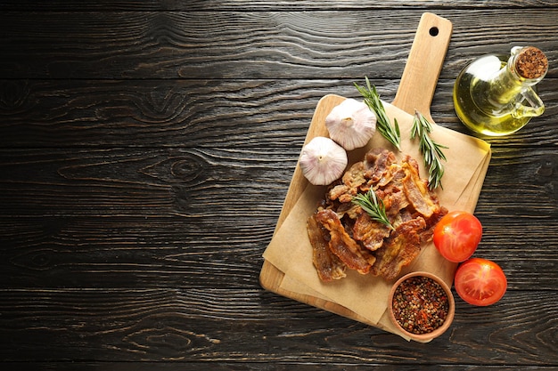 Una colazione gustosa e un delizioso concetto di cibo a base di carne bacon fritto