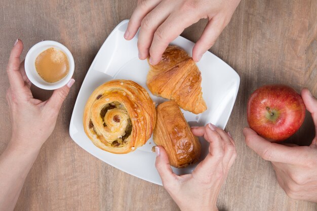 Una colazione mattutina soleggiata e gustosa