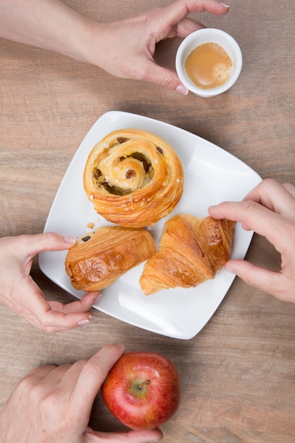 Una colazione mattutina soleggiata e gustosa