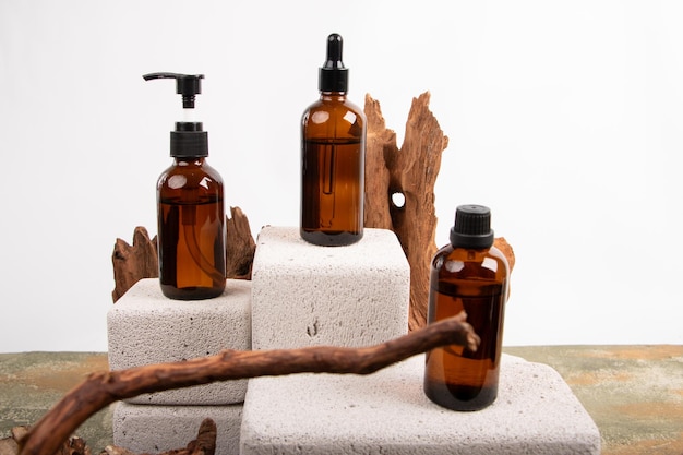 una collezione di bottiglie di sapone vicino al mare