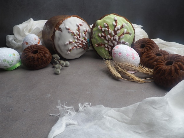 Una collezione di uova di pasqua con un vetro smerigliato bianco e rosa.