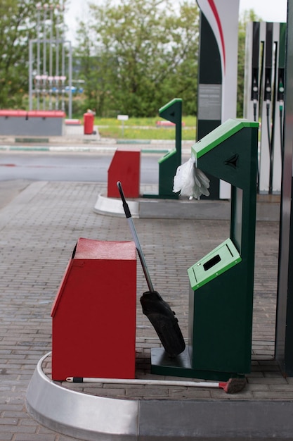 Una colonna per il rifornimento delle automobili Crisi della benzina della stazione di servizio