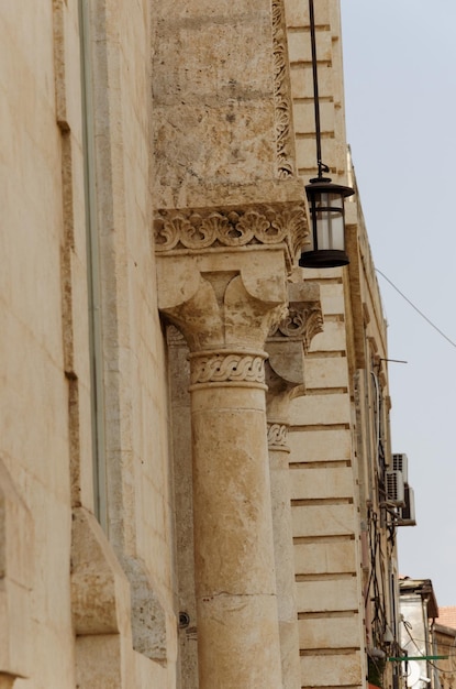 Una colonna su un edificio con un cartello che dice " st. "