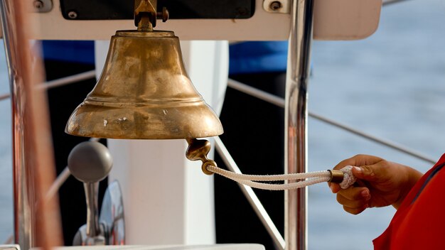 una colonna sul muso dello yacht in cui risuona la mano del bambino. Foto di alta qualità