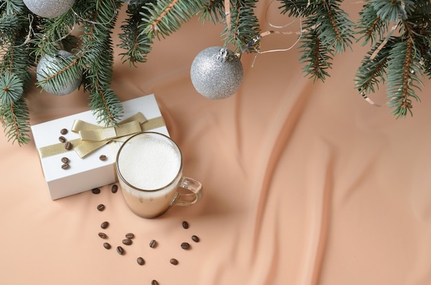 Una composizione di Capodanno fatta di rami di un albero di Natale