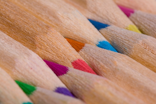 Una composizione di matite di legno in una varietà di colori