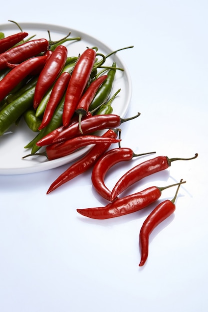 Una composizione di peperoncino rosso e verde