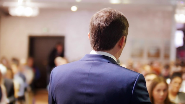 Una conferenza d'affari nella sala Un uomo che parla sul palco tenendo una conferenza