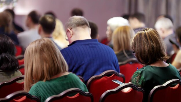 Una conferenza di lavoro nella hall Persone sedute sulle sedie