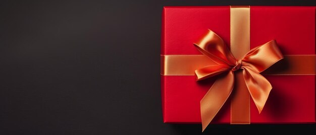 Una confezione regalo rossa con un nastro dorato e un fiocco con uno sfondo bianco per lo spazio della copia IA generativa