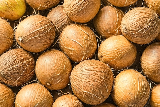 Una consistenza di sfondo di un grappolo di noci di cocco