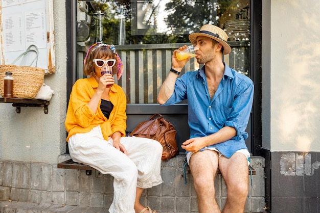 Una coppia alla moda di amici si ritrova al bar in una strada