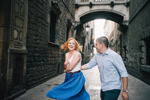 Una coppia allegra che balla nel vicolo