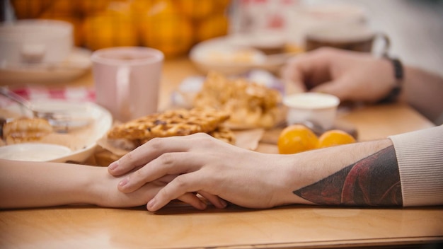 Una coppia carina che si tiene per mano nel caffè